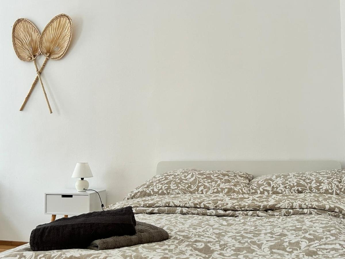 Calm & Sunny With Free Parking Apartment *