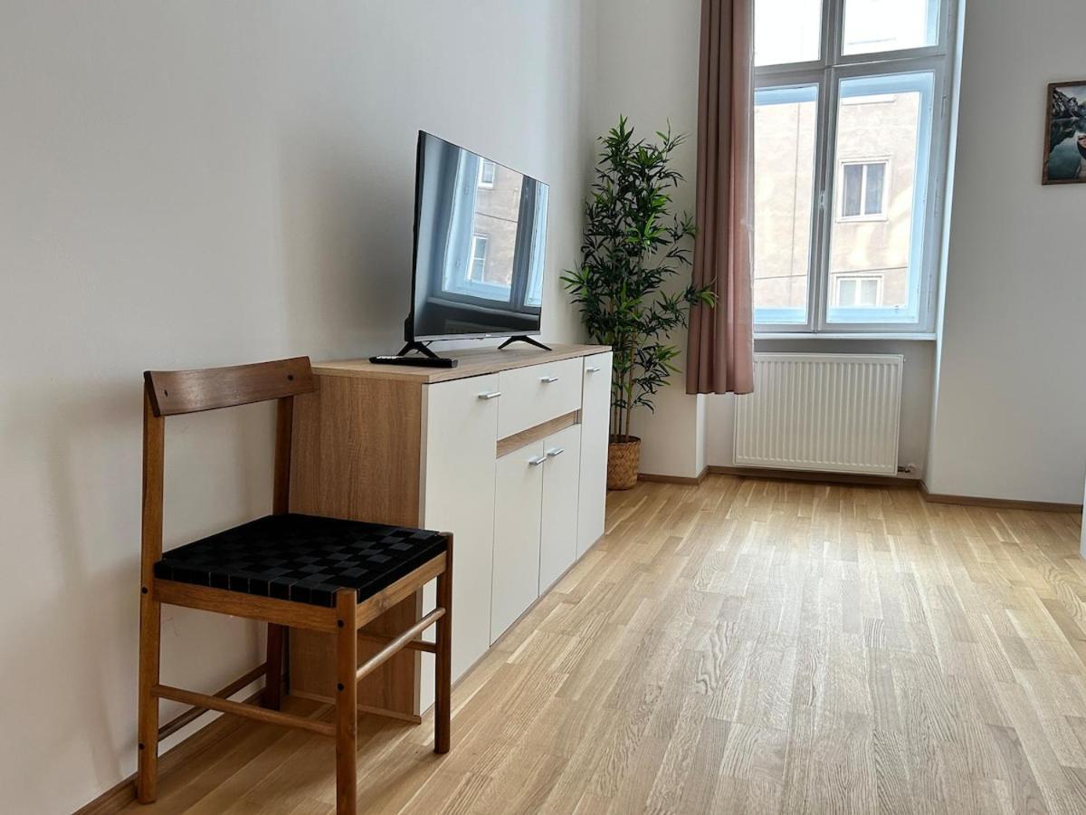 Calm & Sunny With Free Parking Apartment