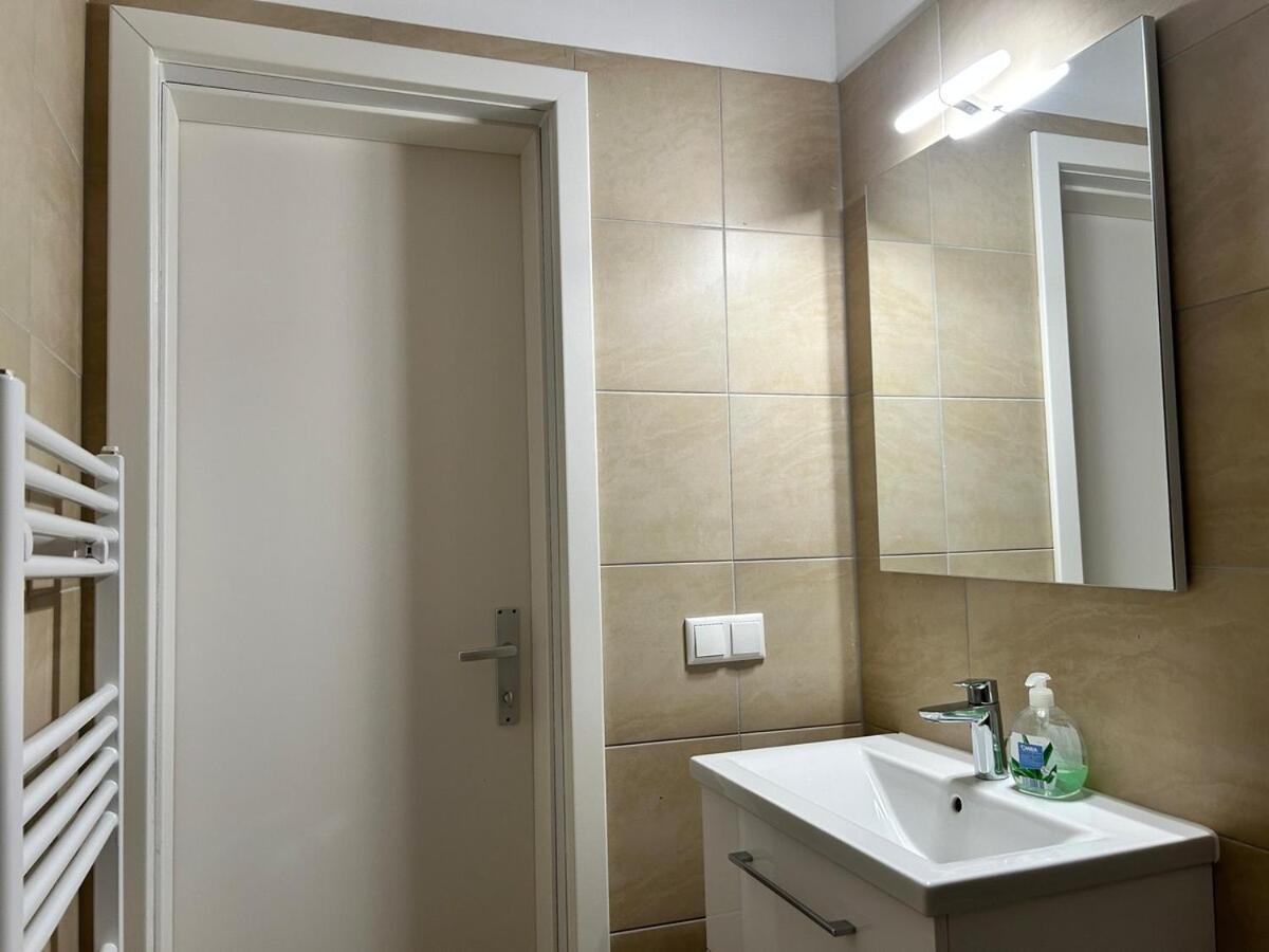 Calm & Sunny With Free Parking Apartment Wien